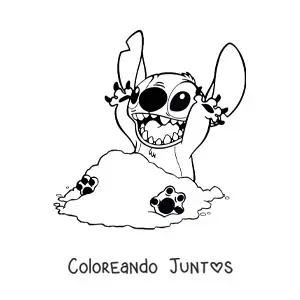 Imagen para colorear de Stitch sentado jugando en la arena feliz